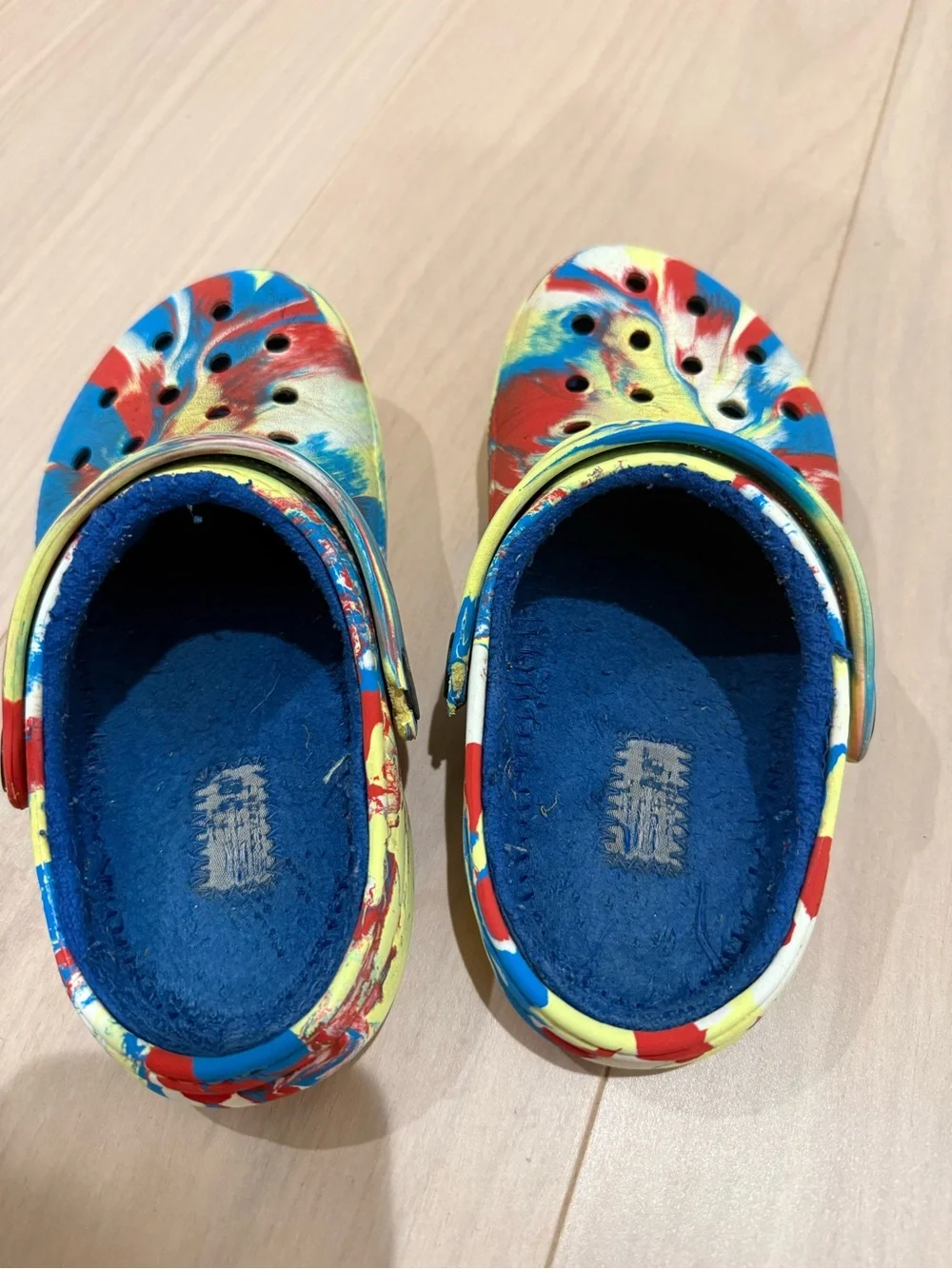 Crocs Kids Classic Fuzz-Lined Tie-Dye Clogs J2 Blue Red Yellow